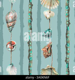 Muscheln hängen an türkisfarbenen Holzstäben. Handgezeichnete Aquarellillustration. Nahtloses Meer, Strand, Sommer nahtloses Muster für Dekoration und Stockfoto