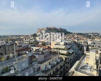 Athen, 28. Februar 2025: Panoramablick auf Athen, Griechenland, vom Areopagus-Hügel, mit der Akropolis auf der rechten Seite. Stockfoto