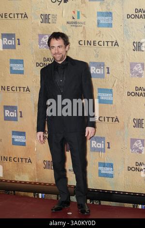 REKORDDATUM NICHT ANGEGEBEN Elio Germano, David di Donatello Preisverleihung. Rom, Italien - 3. Mai 2024: Elio Germano nimmt am roten Teppich der David di Donatello 2024 Preisverleihung in Rom in den CinecittÃ Studios Teil. Rom RM Italien Copyright: XGennaroxLeonardix Stockfoto