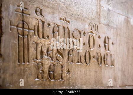 Historische lateinische oder gotische Steininschrift auf einem alten Monument Stockfoto
