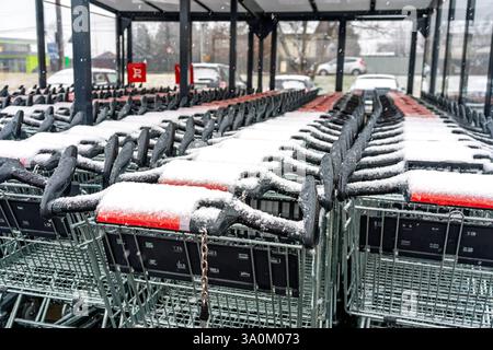 Werbeschilder auf den Einkaufswagen für Lebensmittel aus dem Kaufland-Supermarkt Stockfoto