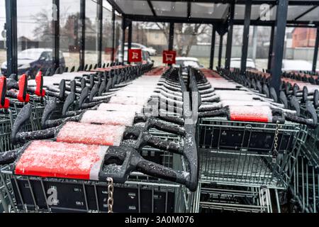 Werbeschilder auf den Einkaufswagen für Lebensmittel aus dem Kaufland-Supermarkt Stockfoto