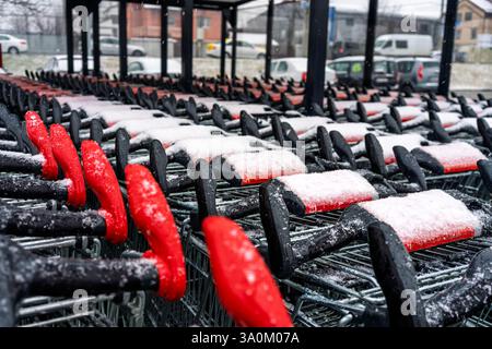Werbeschilder auf den Einkaufswagen für Lebensmittel aus dem Kaufland-Supermarkt Stockfoto