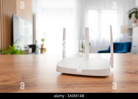 Moderner wlan-Router auf Lichttisch im Wohnzimmer Stockfoto