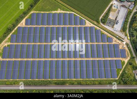 Luftaufnahme, Solarpark Photovoltaikanlage Stemweg, Biogasanlage Soest, Soester Börde, Nordrhein-Westfalen, Deutschland Stockfoto