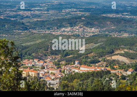 Eine wunderschöne Aussicht von der Spitze eines Berges Stockfoto