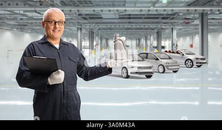 Automechaniker in einer Garage mit Motoröl und Klemmbrett Stockfoto