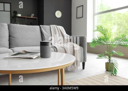 Luftbefeuchter mit Magazin auf Tisch im Wohnzimmer, Großansicht Stockfoto