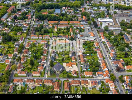Luftsicht, Wohnsiedlung, Reihenhäuser mit roten Dächern zwischen Müllingser Weg und Niederbergheimer Straße, St. Bruno Kirche Akaz Stockfoto