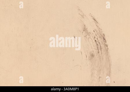 Neutraler beigefarbener Hintergrund mit natürlichen Texturen und einem dezenten dunkelbraunen Pinselstrich, inspiriert von alten Materialien und Vintage-Ästhetik. Abstrakter bac Stockfoto