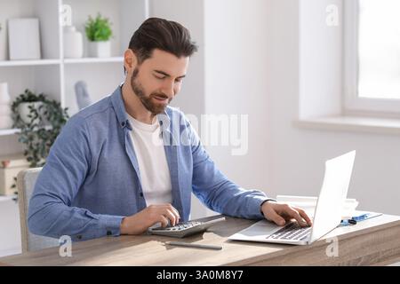 Ein Buchhalter, der im Amt Berechnungen macht Stockfoto