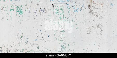 Nahaufnahme einer verwitterten Wand mit weißer und grüner Farbe, abstrakte Texturen und organische Muster, ideal für Hintergründe Stockfoto