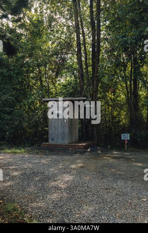 Hölzernes Haus im Wald, Campingplatz Stockfoto
