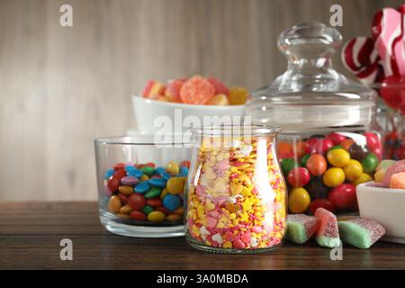 Schokoriegel. Viele verschiedene leckere Süßigkeiten auf Holztisch Stockfoto