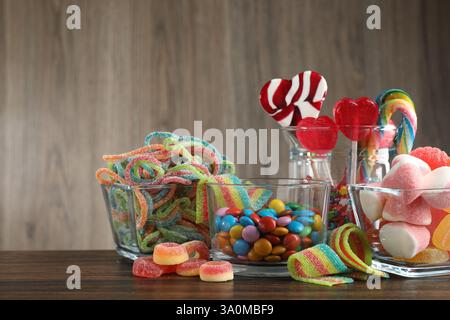 Schokoriegel. Viele verschiedene leckere Süßigkeiten auf Holztisch Stockfoto
