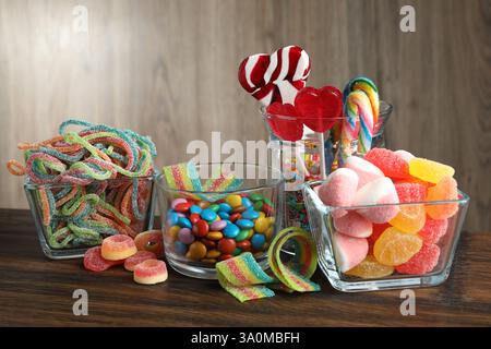 Schokoriegel. Viele verschiedene leckere Süßigkeiten auf Holztisch Stockfoto