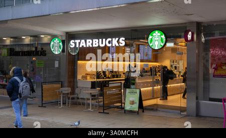 Manchester, großbritannien, 19. Januar 2025 Außenansicht von Starbucks Coffee mit Logo über dem Eingang Stockfoto
