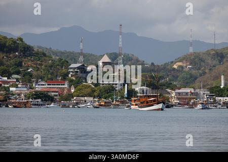 Blick auf den Hafen von Labuan Bajo, East Nusa Tenggara, Indonesien. Labuan Bajo ist der Ausgangspunkt für Kreuzfahrten zum Komodo-Nationalpark. Stockfoto