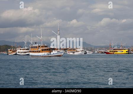 Blick auf den Hafen von Labuan Bajo, East Nusa Tenggara, Indonesien. Labuan Bajo ist der Ausgangspunkt für Kreuzfahrten zum Komodo-Nationalpark. Stockfoto