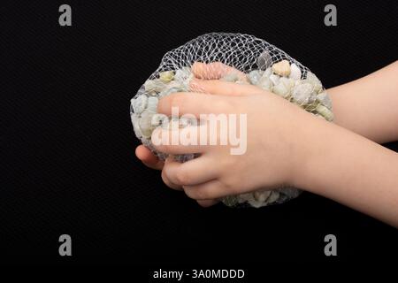 Handvoll sauber Steine, Kies in den Händen Stockfoto