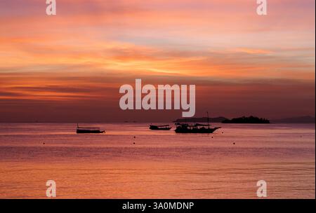 Blick auf den Sonnenaufgang auf das Boot vor der Insel Seraja Kecil, auch bekannt als Seraya, vor der Küste von Labuan Bajo, Indonesien. Die Insel ist die Heimat der S Stockfoto