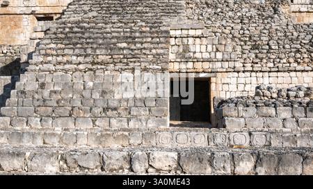 Edzna, Campeche, Mexiko, Treppen aus Steinen in der archäologischen Stätte der Maya von Campeche. Stockfoto