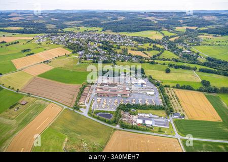 Luftaufnahme, Hüster GmbH - Sägewerk und Blick auf Hirschberg, Waldgebiet mit Fernsicht, Hirschberg, Warstein, Sauerland, Nordrhein-Westfalen, De Stockfoto
