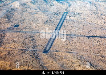 Luftaufnahme der Start- und Landebahn in der Wüste von Abu Dhabi Stockfoto