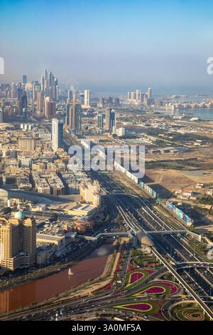 Luftpanorama von Dubais Sheikh Zayed Road und futuristischer Skyline Stockfoto