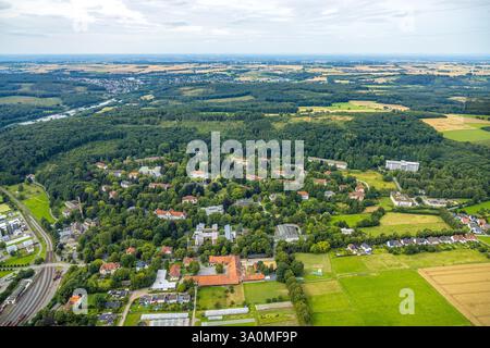 Luftaufnahme, LWL-Klinik mit mehreren Häusern in einem Park, Einrichtung des Landschaftsverbandes Westfalen-Lippe, unterhalb Gutshof Warstein, Suttrop, Warstei Stockfoto