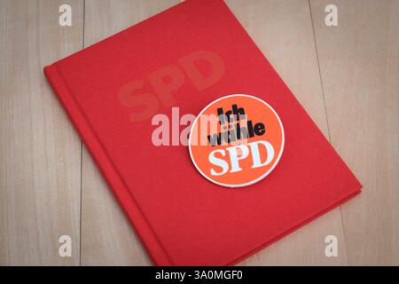 SPD Parteibuch mit Ansteck-Button Ich wähle SPD *** SPD Partykarte mit Abzeichen I vote SPD Nordrhein-Westfalen Deutschland, Deutschland GMS18632 Stockfoto