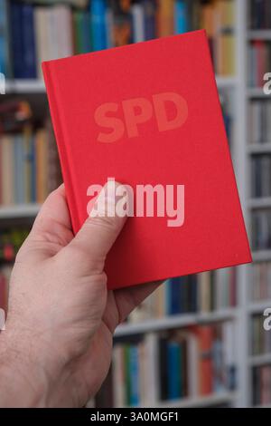 SPD Parteibuch mit Ansteck-Button Ich wähle SPD *** SPD Partykarte mit Abzeichen I vote SPD Nordrhein-Westfalen Deutschland, Deutschland GMS18638 Stockfoto