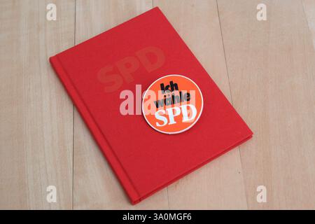 SPD Parteibuch mit Ansteck-Button Ich wähle SPD *** SPD Partykarte mit Abzeichen I vote SPD Nordrhein-Westfalen Deutschland, Deutschland GMS18633 Stockfoto