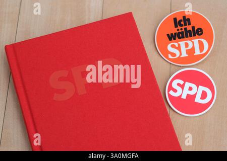 SPD Parteibuch mit Ansteck-Button Ich wähle SPD *** SPD Partykarte mit Abzeichen I vote SPD Nordrhein-Westfalen Deutschland, Deutschland GMS18635 Stockfoto