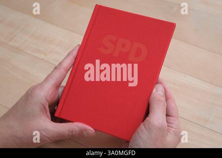 SPD Parteibuch mit Ansteck-Button Ich wähle SPD *** SPD Partykarte mit Abzeichen I vote SPD Nordrhein-Westfalen Deutschland, Deutschland GMS18636 Stockfoto