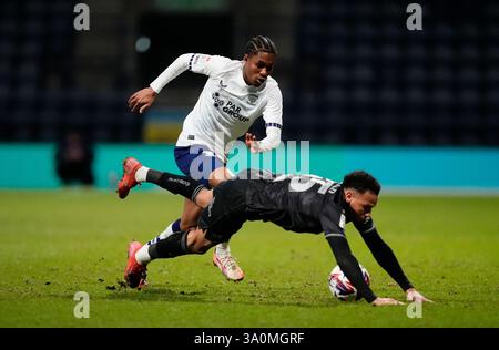 Jayden Meghoma von Preston North End (links) und Ronald von Swansea City (rechts) kämpfen um den Ball während des Sky Bet Championship Matches in Deepdale, Preston. Bilddatum: Dienstag, 4. März 2025. Stockfoto