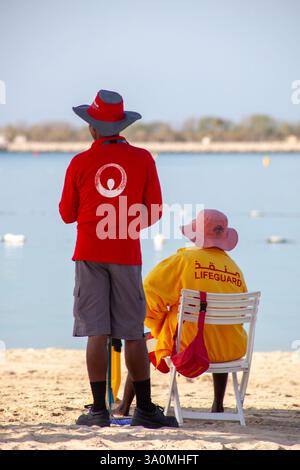 Der Rettungsschwimmer im Dienst während des Bootsrennens am Corniche Beach in Abu Dhabi, VAE Stockfoto