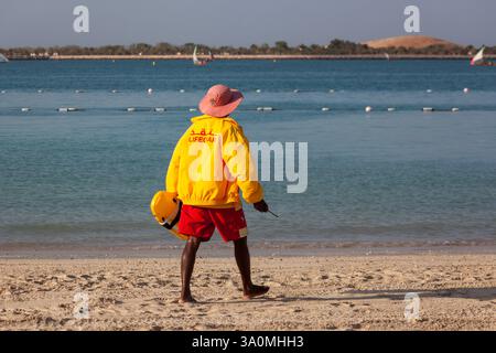 Der Rettungsschwimmer im Dienst während des Bootsrennens am Corniche Beach in Abu Dhabi, VAE Stockfoto
