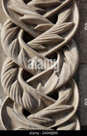 Mittelalterliches Basreliefs in Stein gemeißeltes Blumenschmuck. Antike mittelalterliche Steinschnitzerei mit verzierten Blumenreliefs Stockfoto