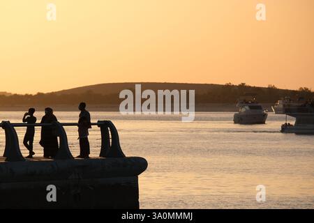 Spaziergänge am Meer: Entspannende Momente an der Abu Dhabi Corniche, Menschen genießen einen friedlichen Nachmittag an der Abu Dhabi Corniche Promenade Stockfoto