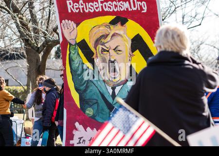 Washington, USA. März 2025. WASHINGTON - Antifaschismus-Demonstranten treffen sich bei einer Demonstration, die von der Gruppe „Revent Facism“ im Upper Senate Park in der Nähe des Kapitols organisiert wird, vor der Rede von US-Präsident Donald Trump zu einer gemeinsamen Kongresssitzung am Dienstag, den 4. März 2025. (Foto: Tom Hudson/SIPA USA) Credit: SIPA USA/Alamy Live News Stockfoto