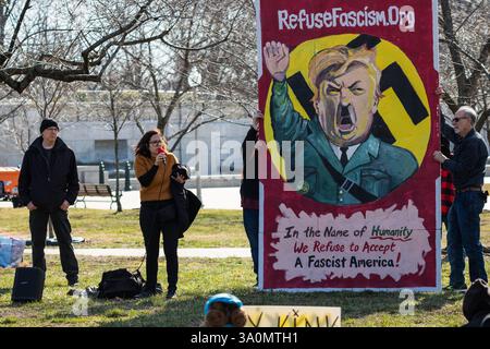 Washington, USA. März 2025. WASHINGTON - Antifaschismus-Demonstranten treffen sich bei einer Demonstration, die von der Gruppe „Revent Facism“ im Upper Senate Park in der Nähe des Kapitols organisiert wird, vor der Rede von US-Präsident Donald Trump zu einer gemeinsamen Kongresssitzung am Dienstag, den 4. März 2025. (Foto: Tom Hudson/SIPA USA) Credit: SIPA USA/Alamy Live News Stockfoto
