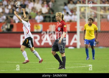 Schiedsrichter Tammy Ogston pfiff das Finale des Spiels der FIFA Frauen-Weltmeisterschaft zwischen Deutschland und Brasilien am 30. September 2007 in Shanghai, China. Deutschland besiegte Brasilien mit 2:0. Nur redaktionelle Verwendung. Kommerzielle Nutzung verboten. (Foto: Jonathan Paul Larsen / Diadem Images) Stockfoto