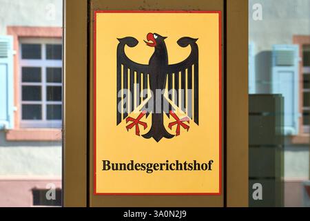 Karlsruhe, Baden-Württemberg, Deutschland - 4. März 2025: Ein Schild mit Bundesadler und Schriftzug: Bundesgerichtshof, am Eingang zur höchsten Instanz für Zivil- und Strafrecht in Deutschland dem Bundesgerichtshof in Karlsruhe *** ein Schild mit Bundesadler und Schriftzug: Bundesgerichtshof, am Eingang zur höchsten Instanz für Zivil- und Strafrecht in Deutschland dem Bundesgerichtshof in Karlsruhe Stockfoto