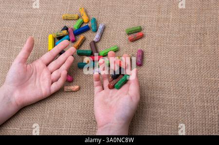 Verwendete Farbe Buntstifte und eine Hand, die einige Stockfoto