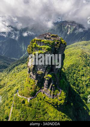 Fanjingshan China : Fanjingshan neue Goldgipfel-Landschaft und Talblick im Fanjing-Berg in Guizhou China, Drohnenbild Stockfoto