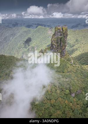 Panoramablick auf den Fanjingshan Berg mit Blick auf den Fanjing Berg und den neuen goldenen Gipfel mit buddhistischem Tempel auf der Spitze in Guizhou China Stockfoto