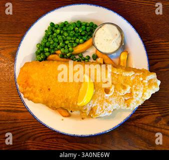 Traditioneller britischer Fisch und Chips, serviert in einem Pub zum Mittagessen Stockfoto