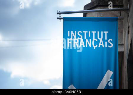 BELGRAD, SERBIEN - 12. OKTOBER 2024: Logo des französischen Instituts (Institut Francais) an seinem Hauptsitz für Serbien in Belgrad. Das Institut Francais ist zuständig für die Stockfoto
