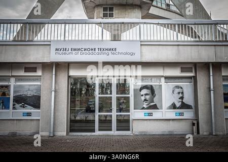 BELGRAD, SERBIEN - 12. OKTOBER 2024: Eintritt in das Museum für Rundfunktechnik (Muzej Emisione Tehnike) in Avala, Belgrad, mit Porträt Stockfoto